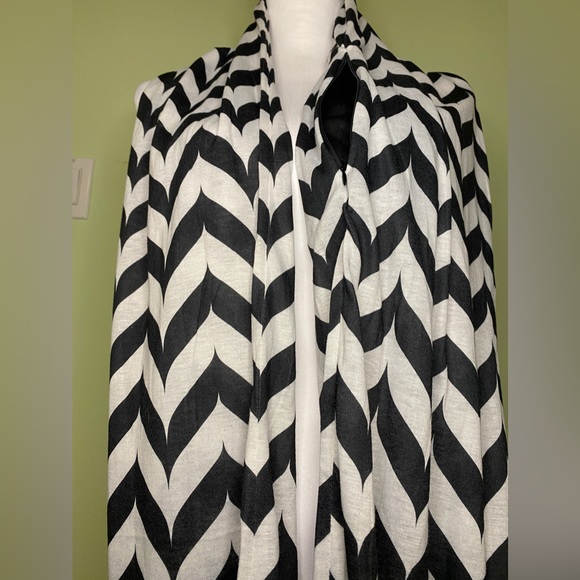 Infinity scarf with secret pocket! Gently used, great condition!  Black & white - Picture 2 of 6